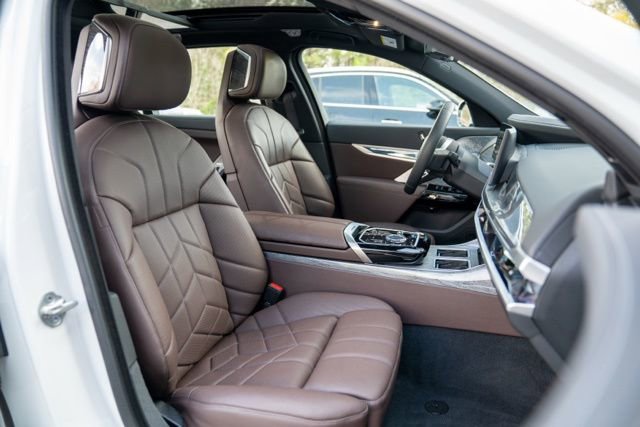 Used 2023 BMW i7 xDrive60 w/ Executive Package 2 image 44