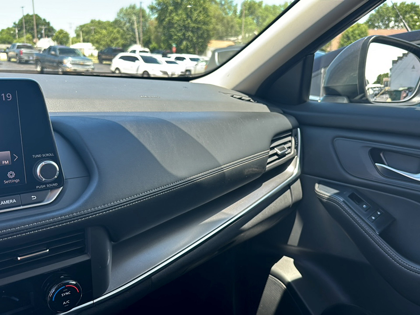 Used 2025 Nissan Rogue SV AWD/4WD image 14
