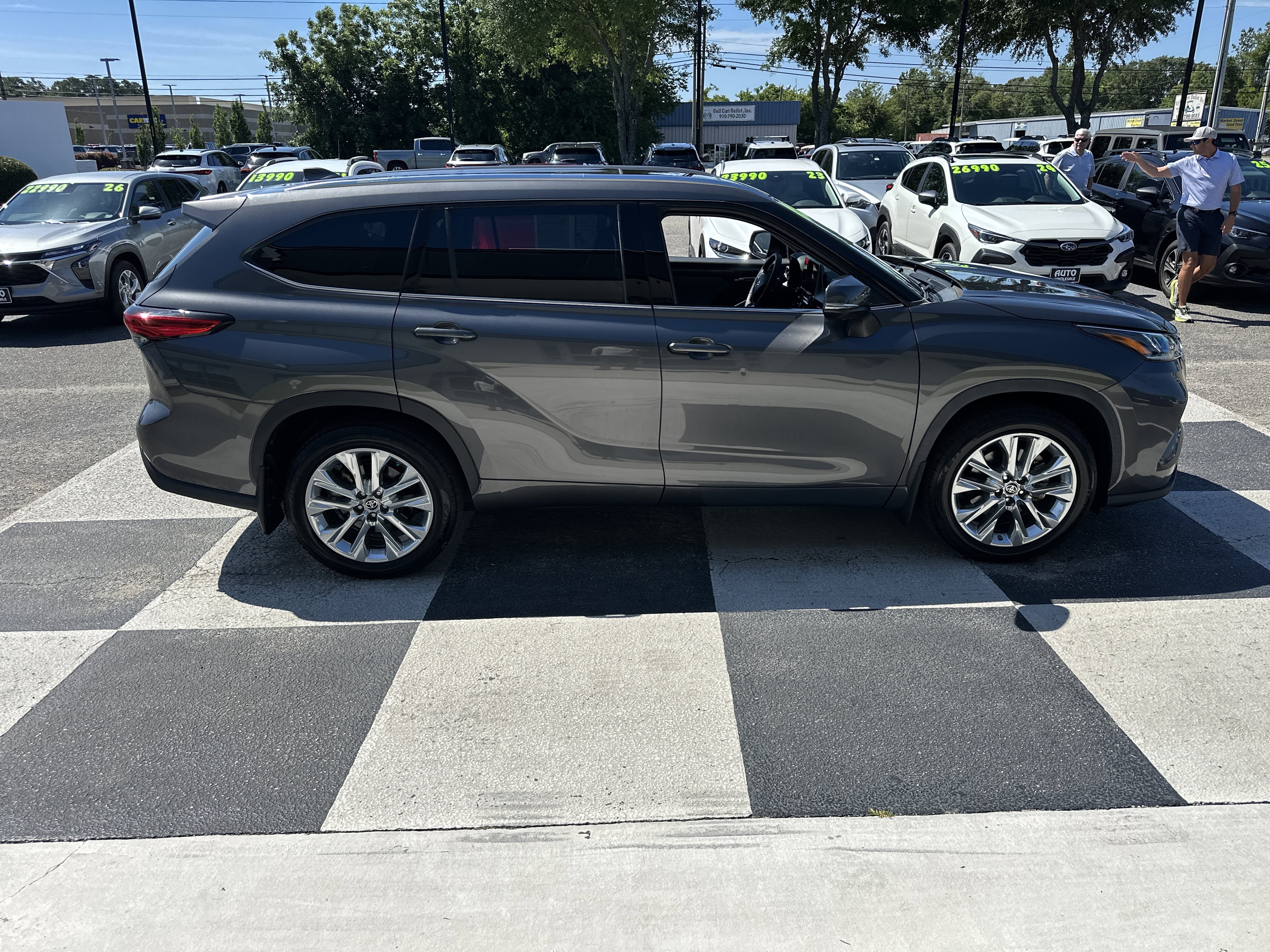Used 2021 Toyota Highlander Limited AWD/4WD image 3