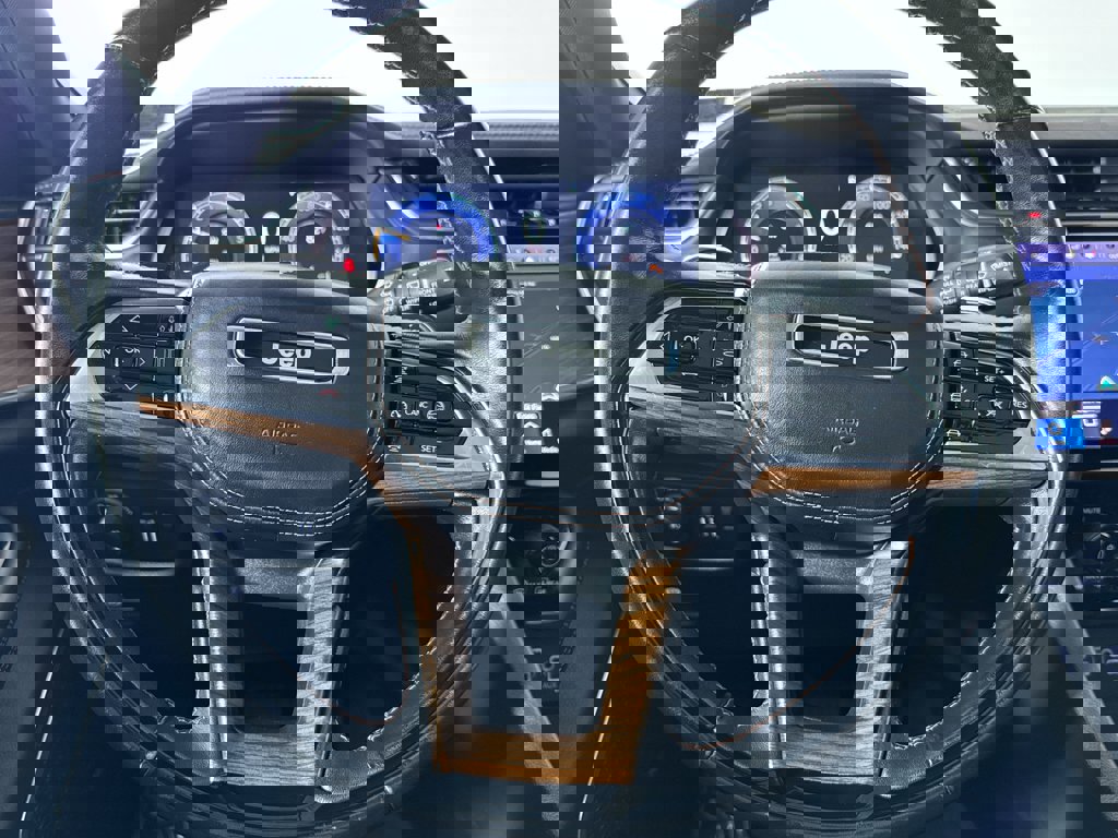 Used 2021 Jeep Grand Cherokee L Summit w/ Luxury Tech Group V image 23