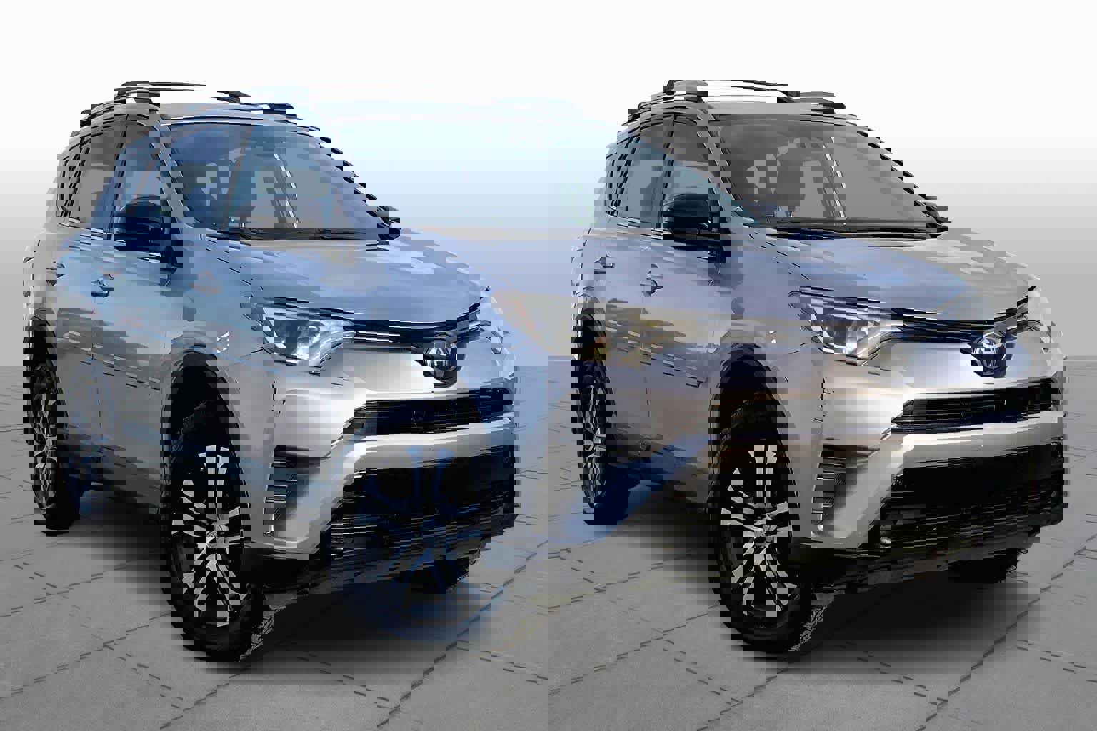 Used 2017 Toyota RAV4 LE image 2