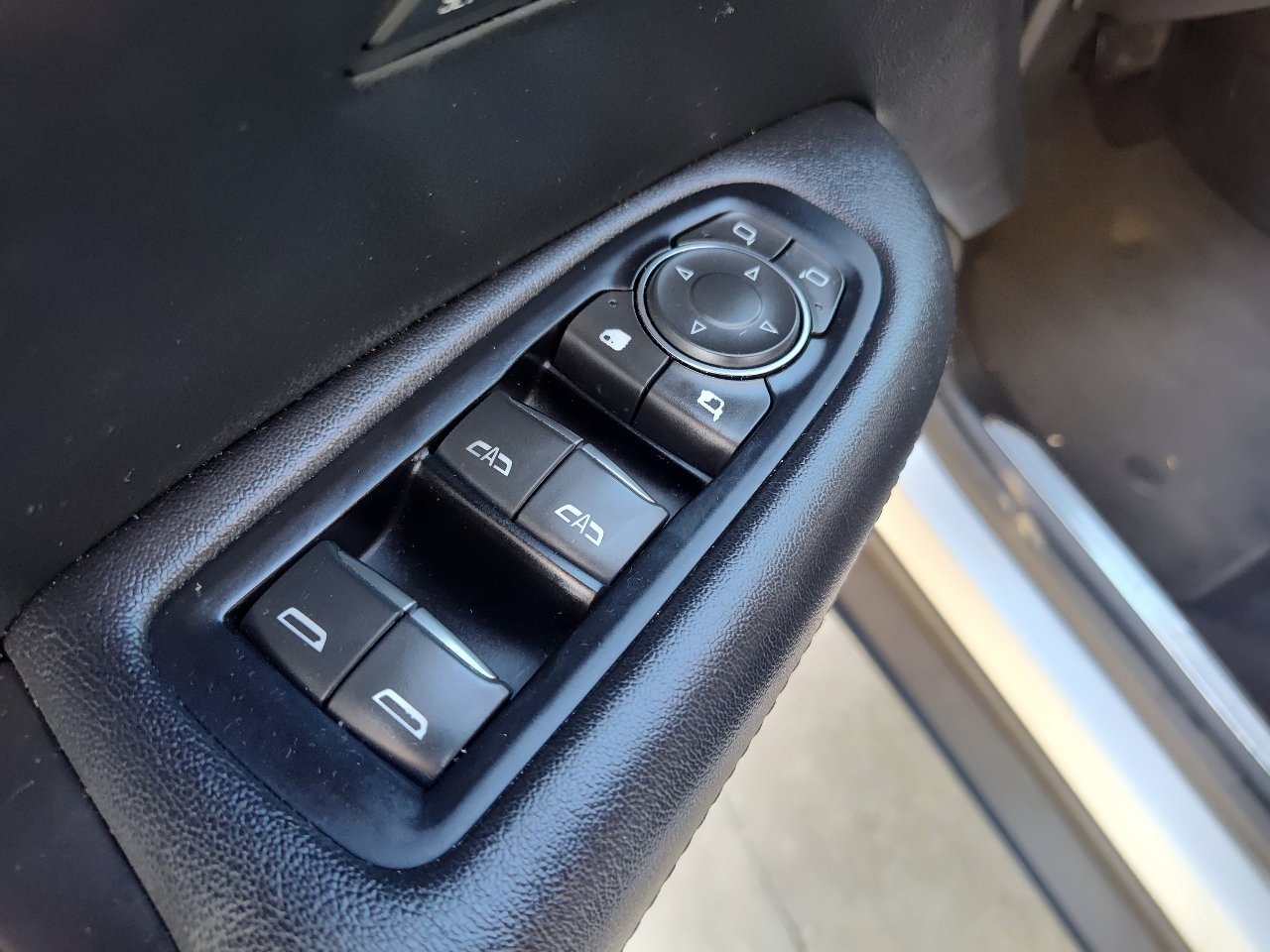 Used 2018 Cadillac XT5 Luxury w/ Driver Awareness Package image 17