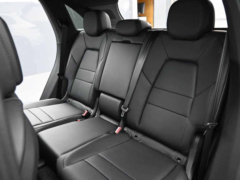 Certified 2025 Porsche Cayenne AWD/4WD image 27