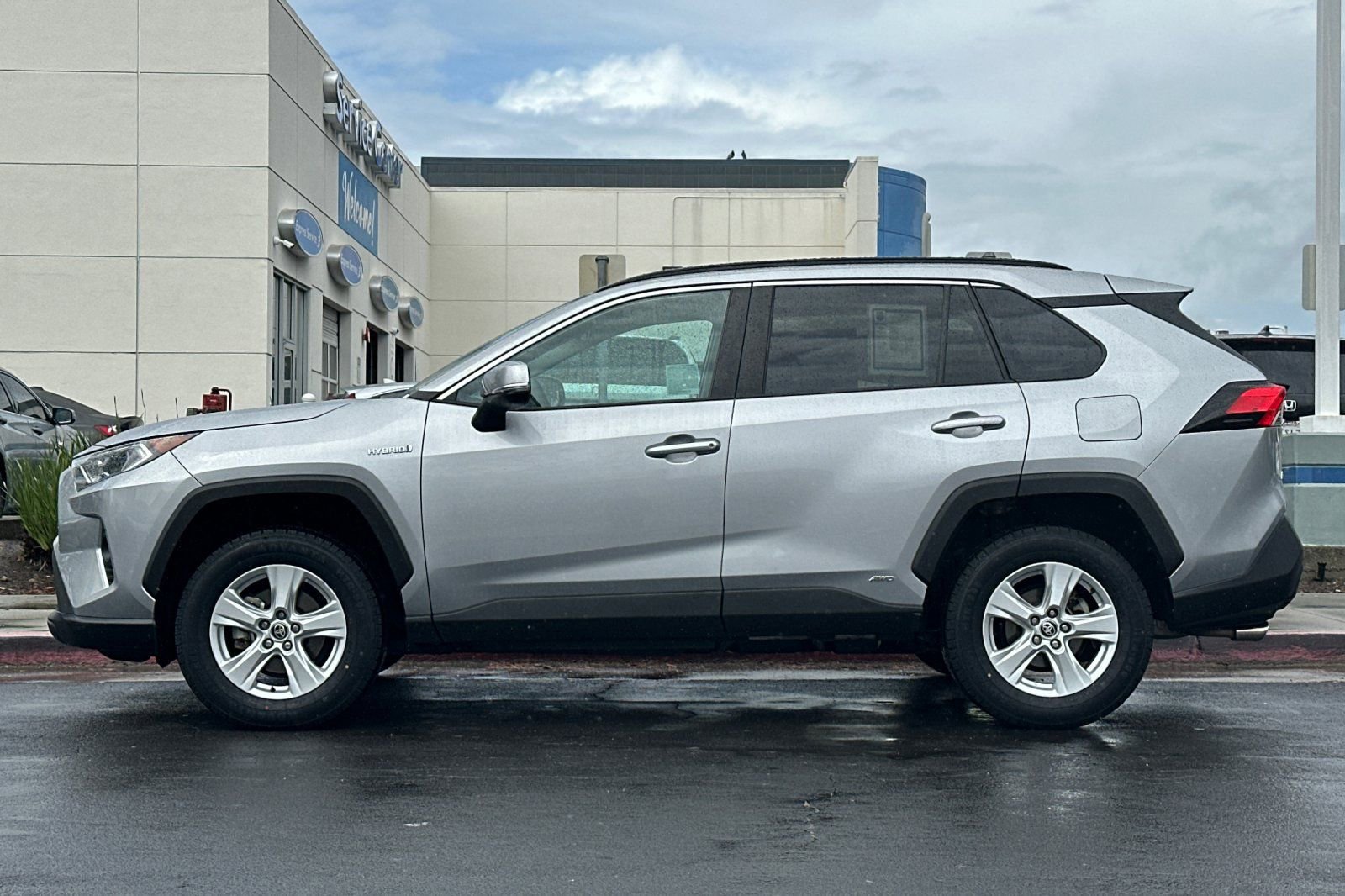 Used 2021 Toyota RAV4 XLE w/ Convenience Package image 6