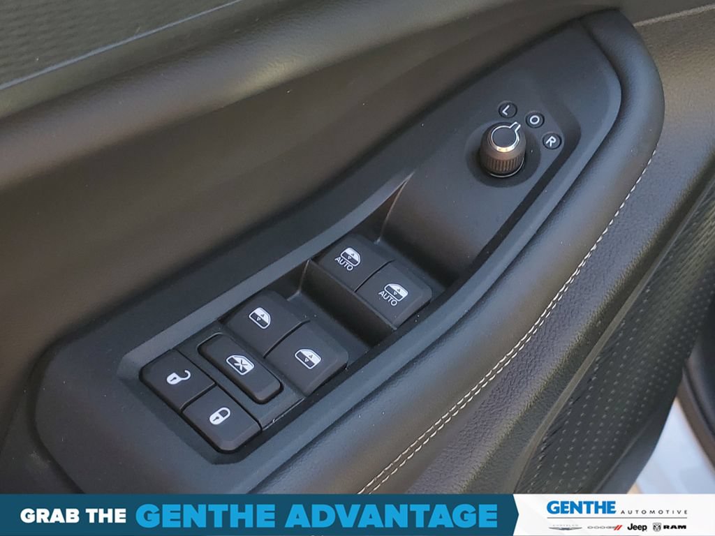 Used 2024 Jeep Grand Cherokee L Altitude AWD/4WD image 12