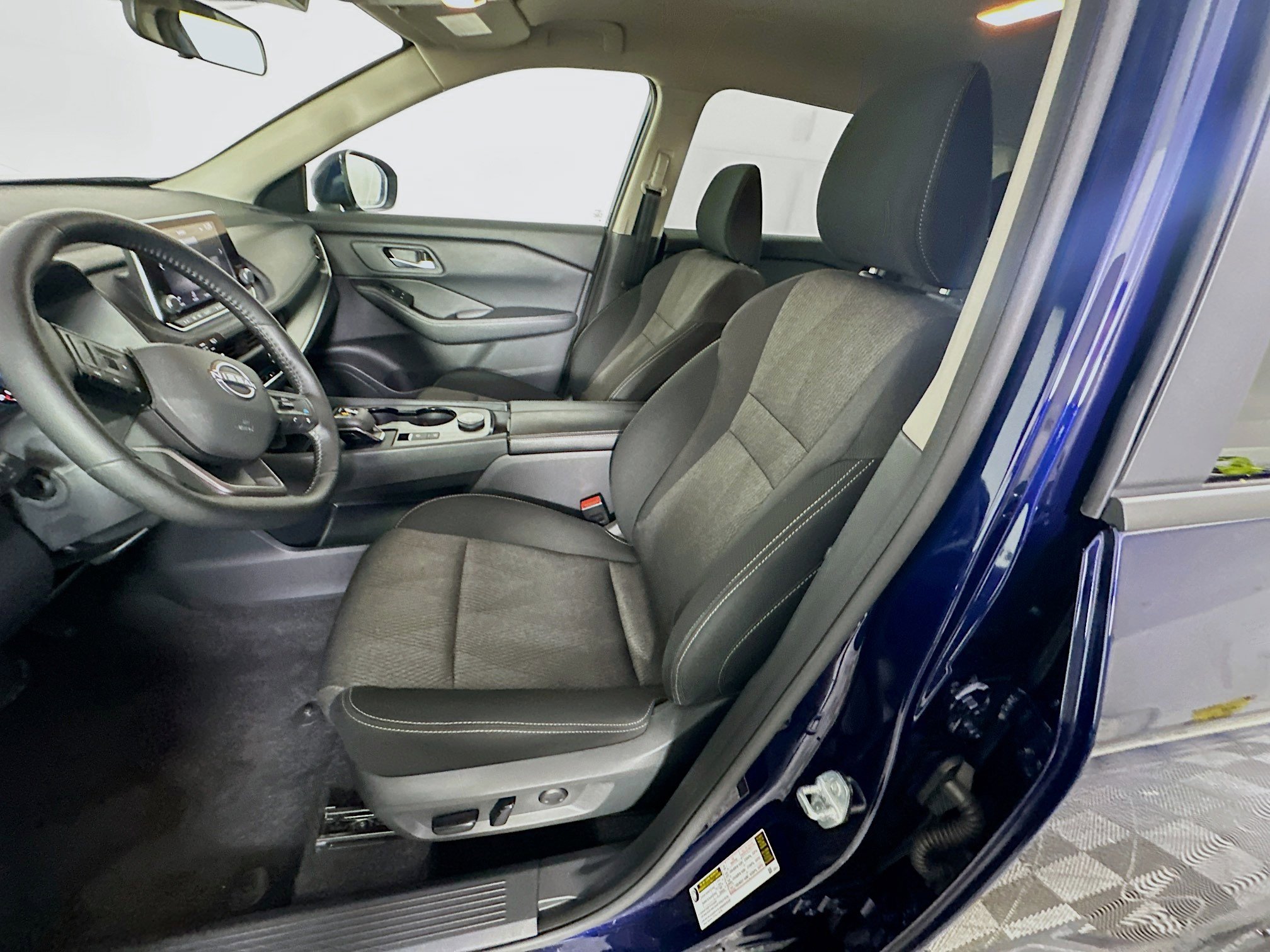 Used 2025 Nissan Rogue SV image 13