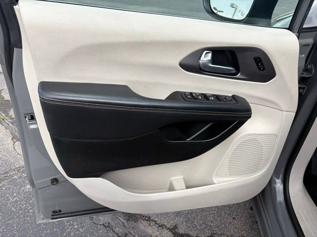 Used 2023 Chrysler Pacifica Touring-L FWD image 29
