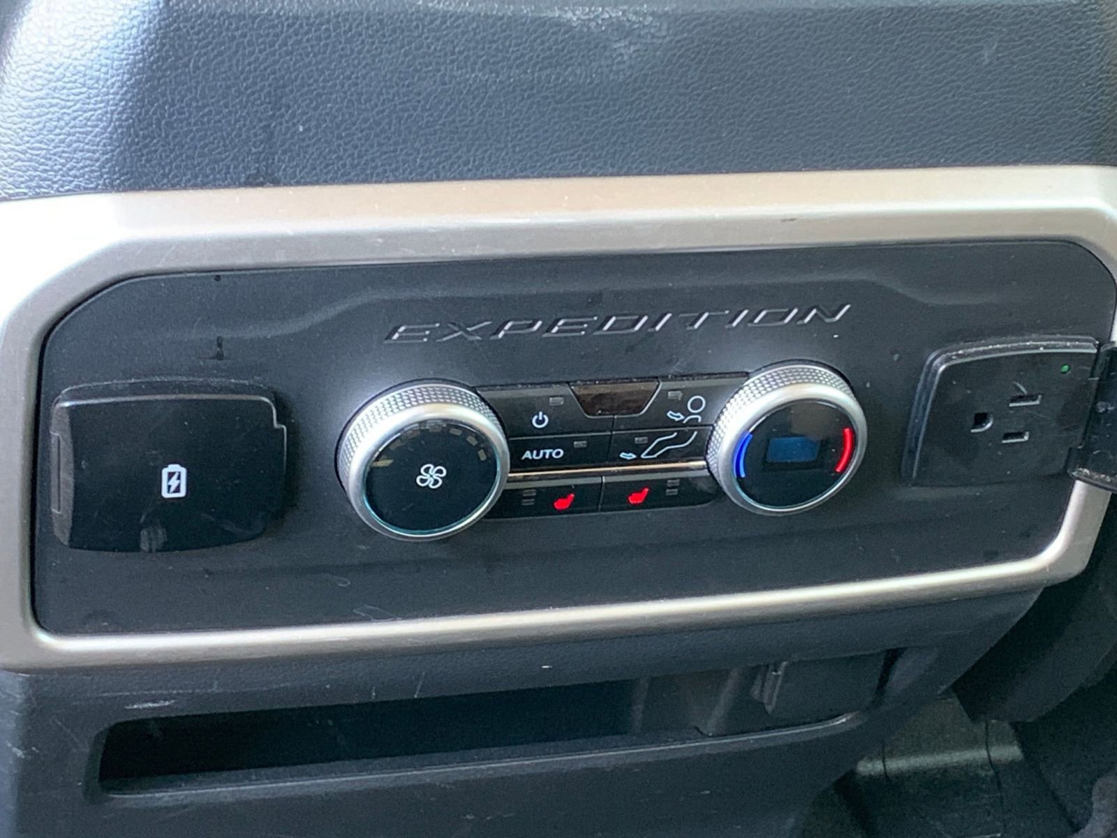 Used 2024 Ford Expedition Limited AWD/4WD image 24