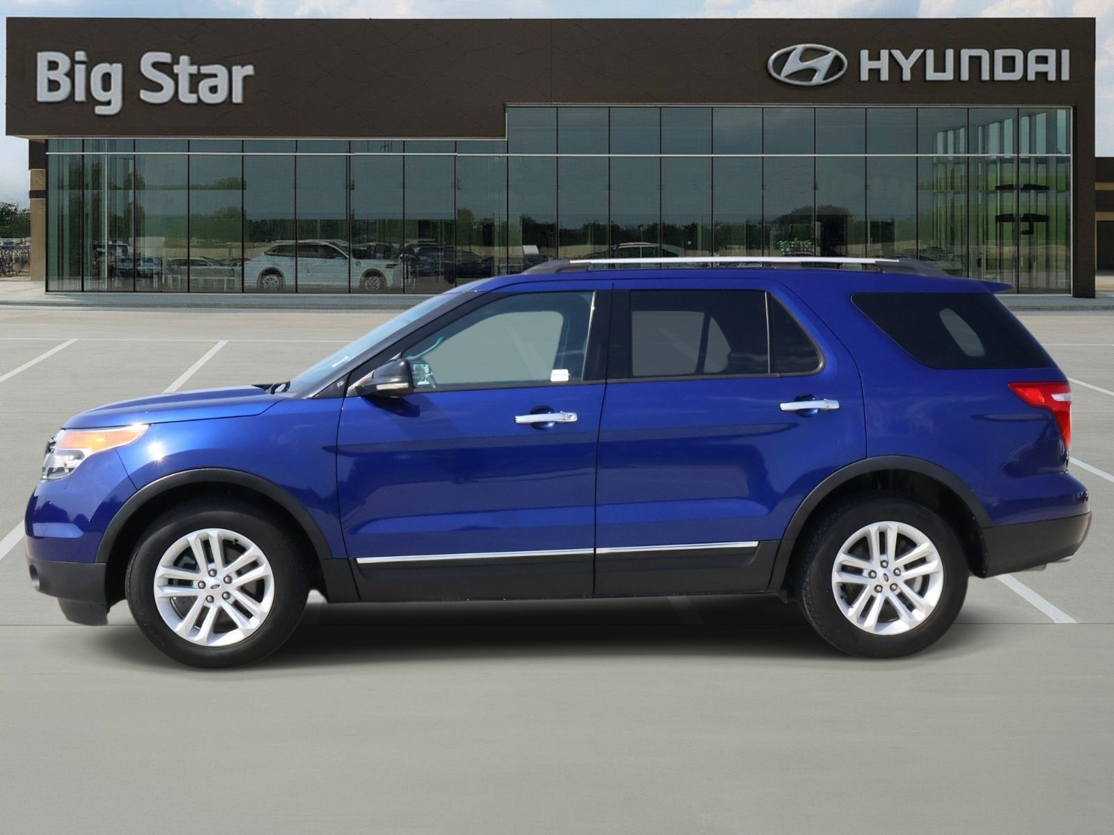 Used 2013 Ford Explorer XLT FWD image 2