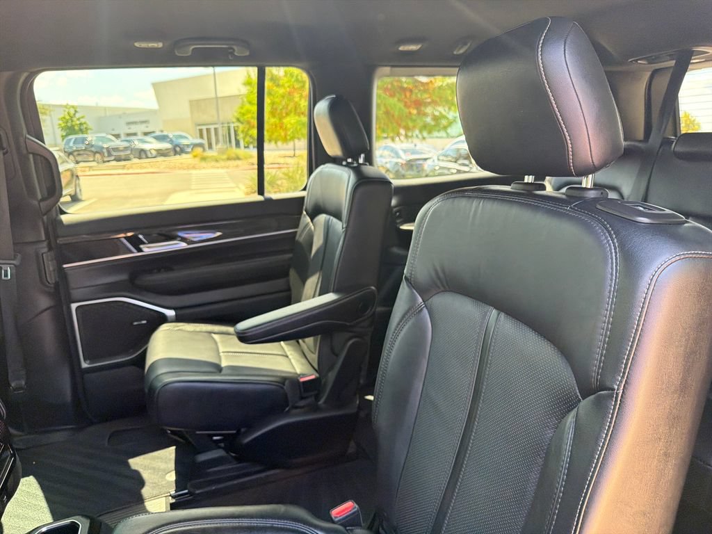 Used 2022 Jeep Wagoneer Series III w/ Flexible Seating Group AWD/4WD image 37