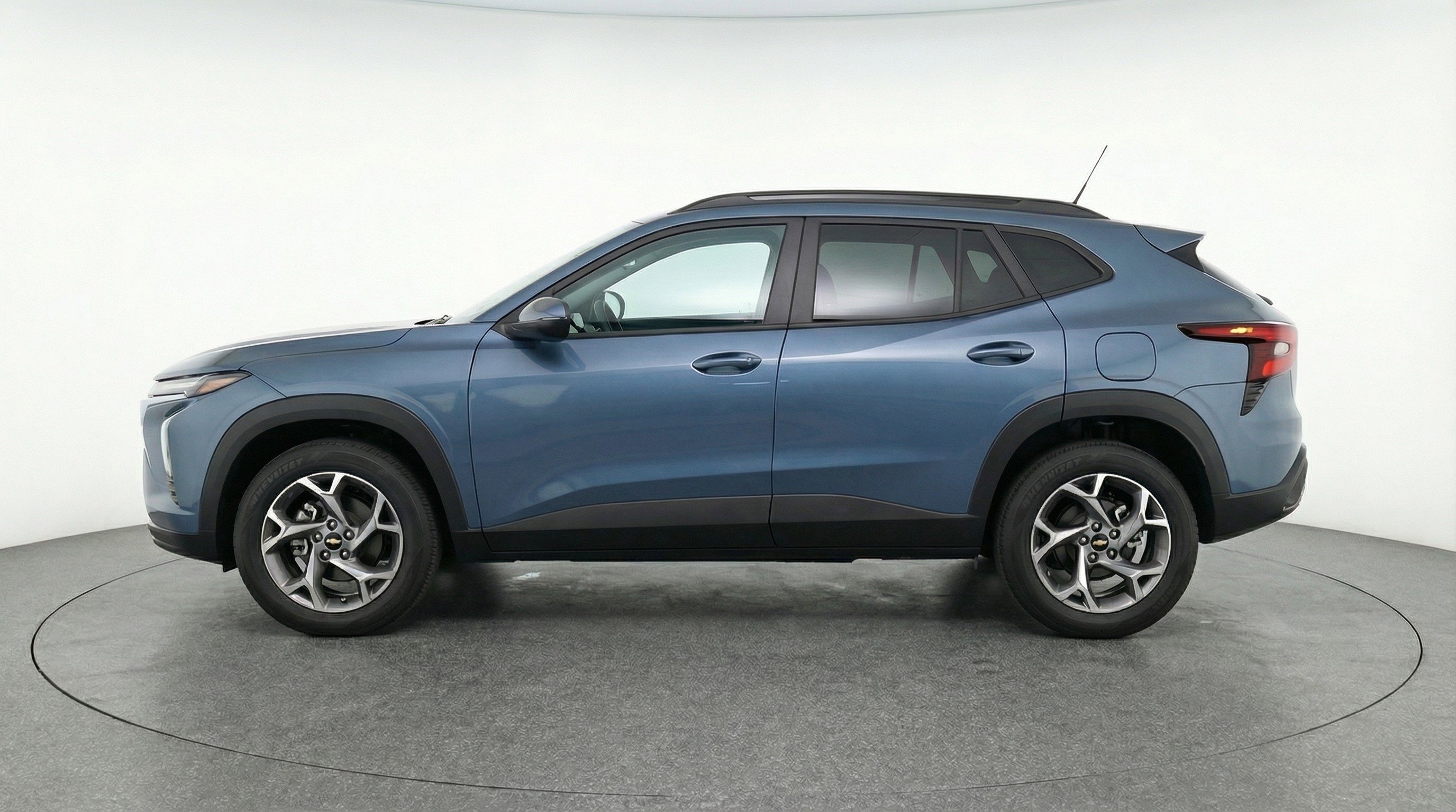 Used 2025 Chevrolet Trax LT w/ LT Convenience Package image 5