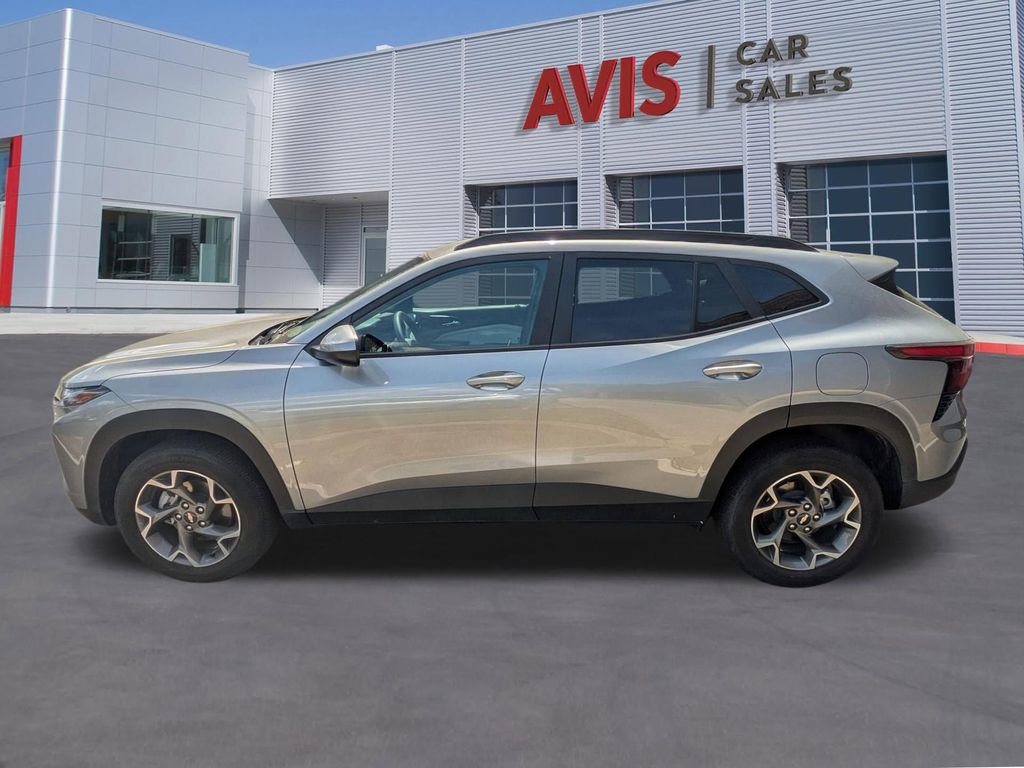 Used 2025 Chevrolet Trax LT w/ LT Convenience Package image 10