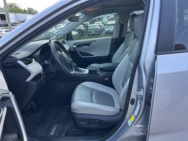 Used 2020 Toyota RAV4 Limited FWD image 7