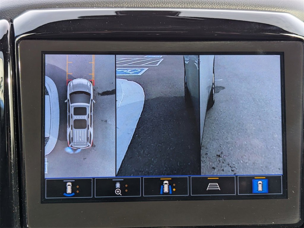 Used 2023 Chevrolet Traverse LT w/ Rear Camera Mirror Package image 25