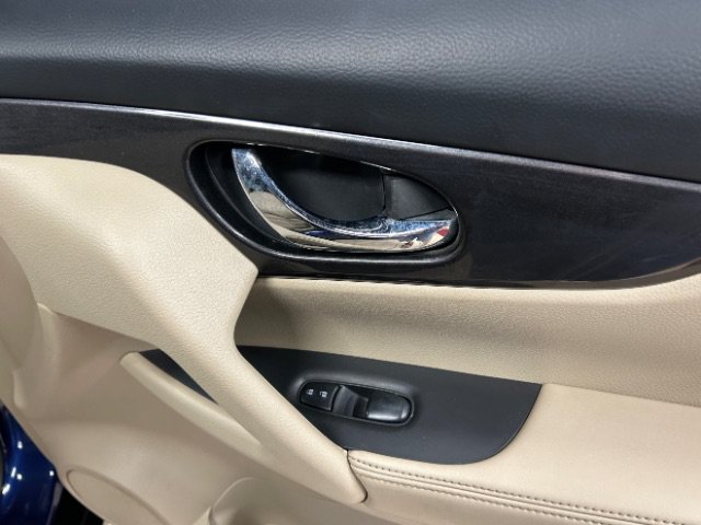 Used 2019 Nissan Rogue SV w/ Premium Package FWD image 9