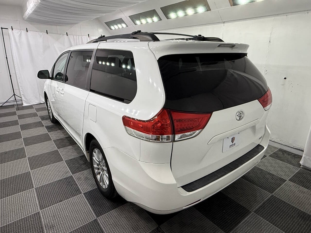 Used 2011 Toyota Sienna XLE FWD image 4