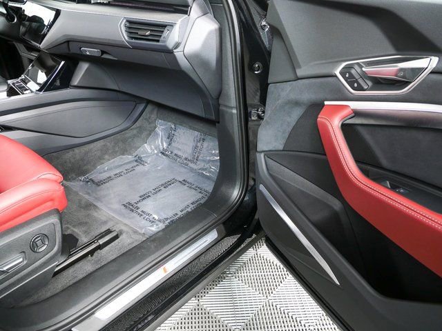 Used 2024 Audi SQ8 e-tron Premium Plus w/ Black Optic Package image 27