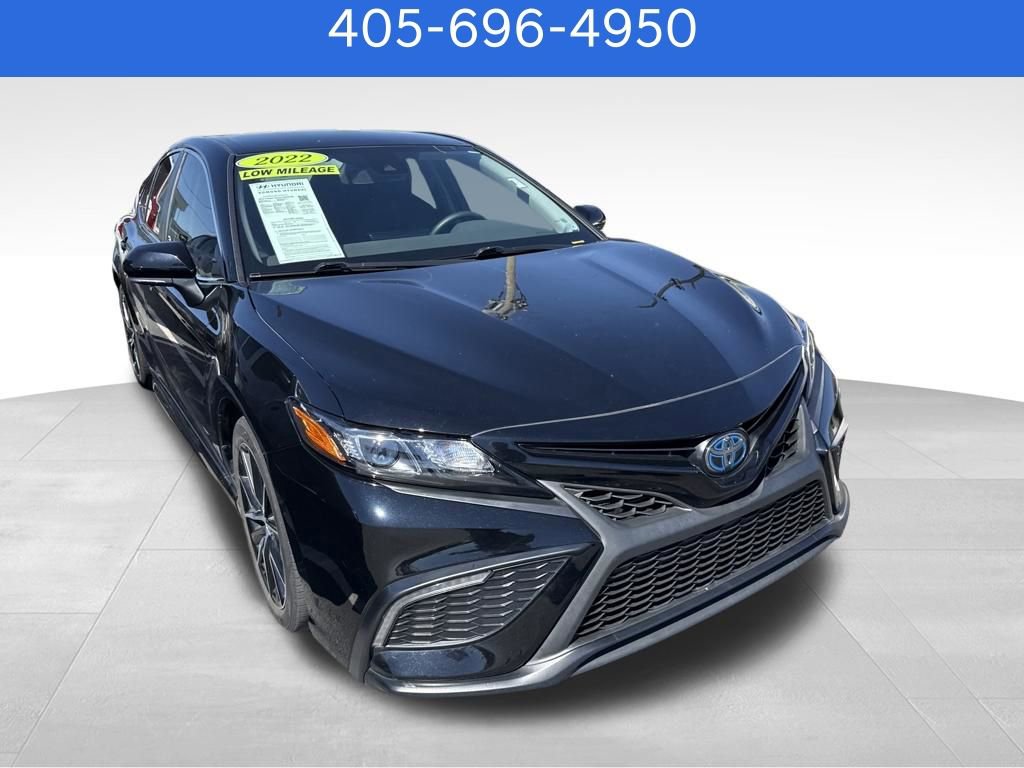 Used 2022 Toyota Camry SE image 3