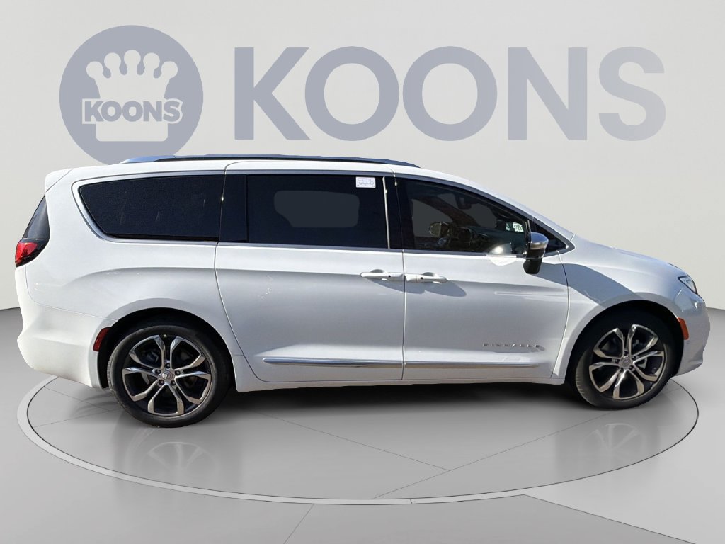 Used 2026 Chrysler Pacifica Pinnacle FWD image 8