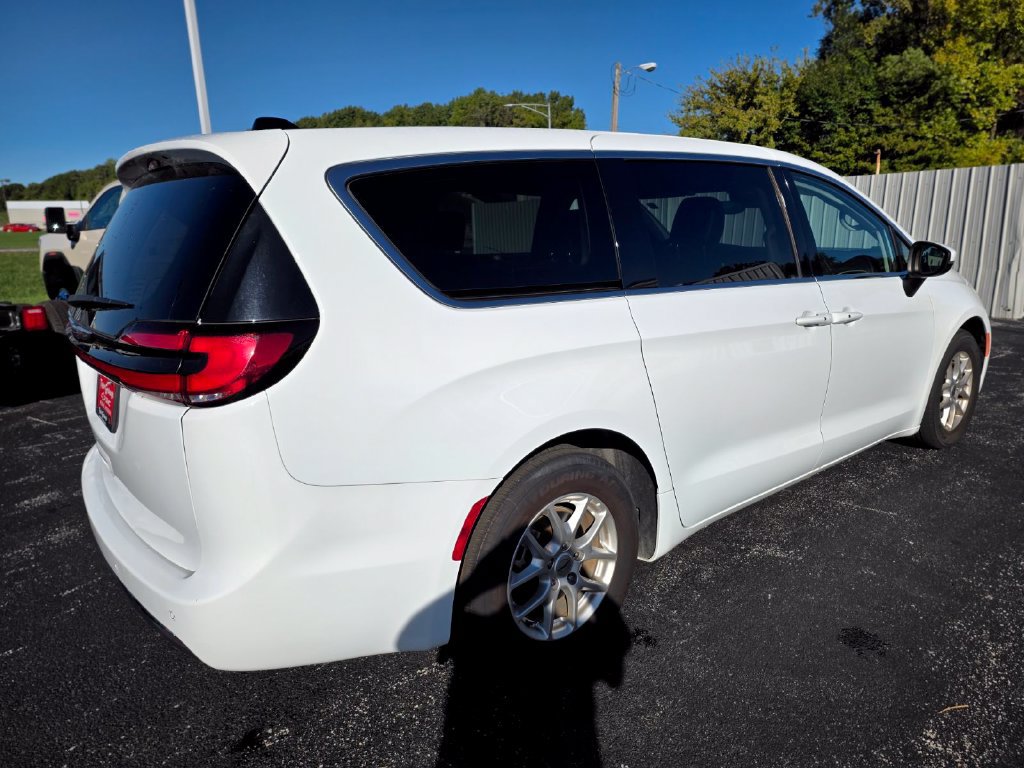 Used 2023 Chrysler Pacifica Touring-L FWD image 8