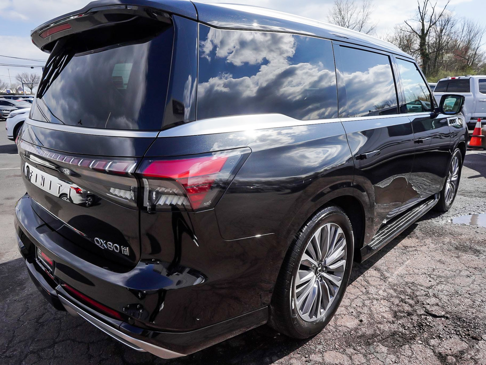 Used 2025 INFINITI QX80 Sensory AWD/4WD image 6