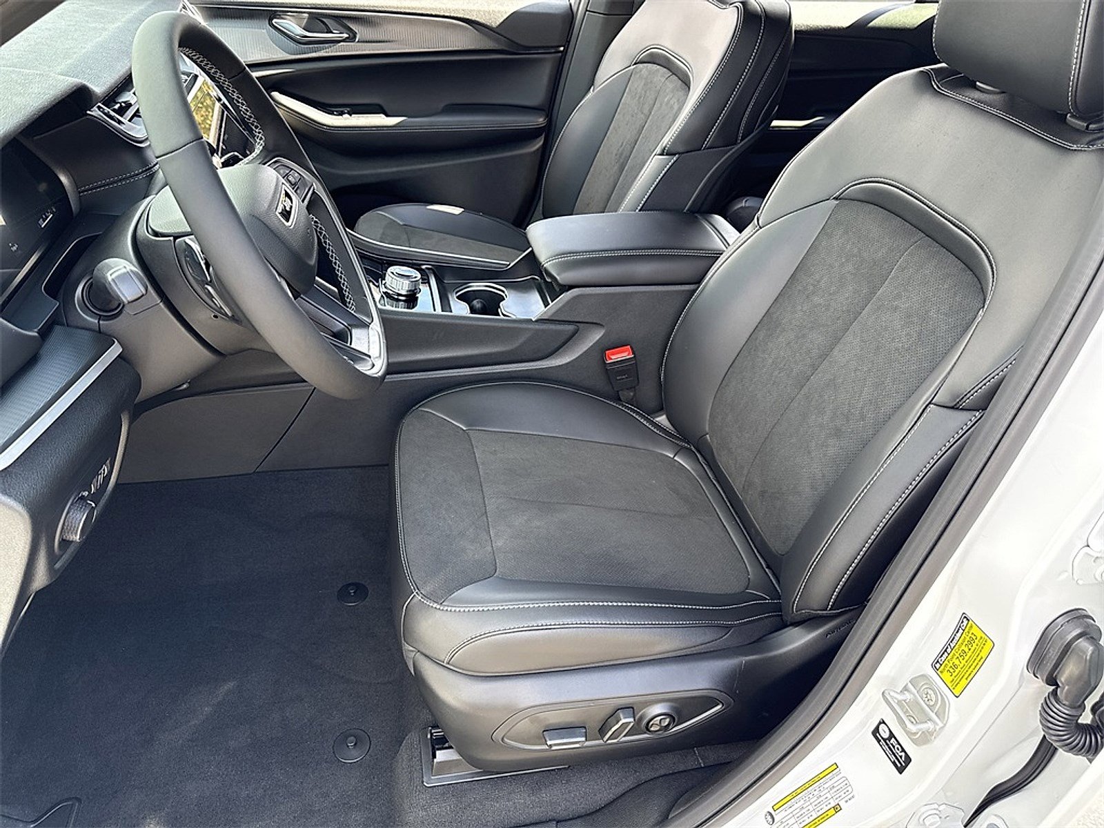 New 2025 Jeep Grand Cherokee L Altitude AWD/4WD image 11