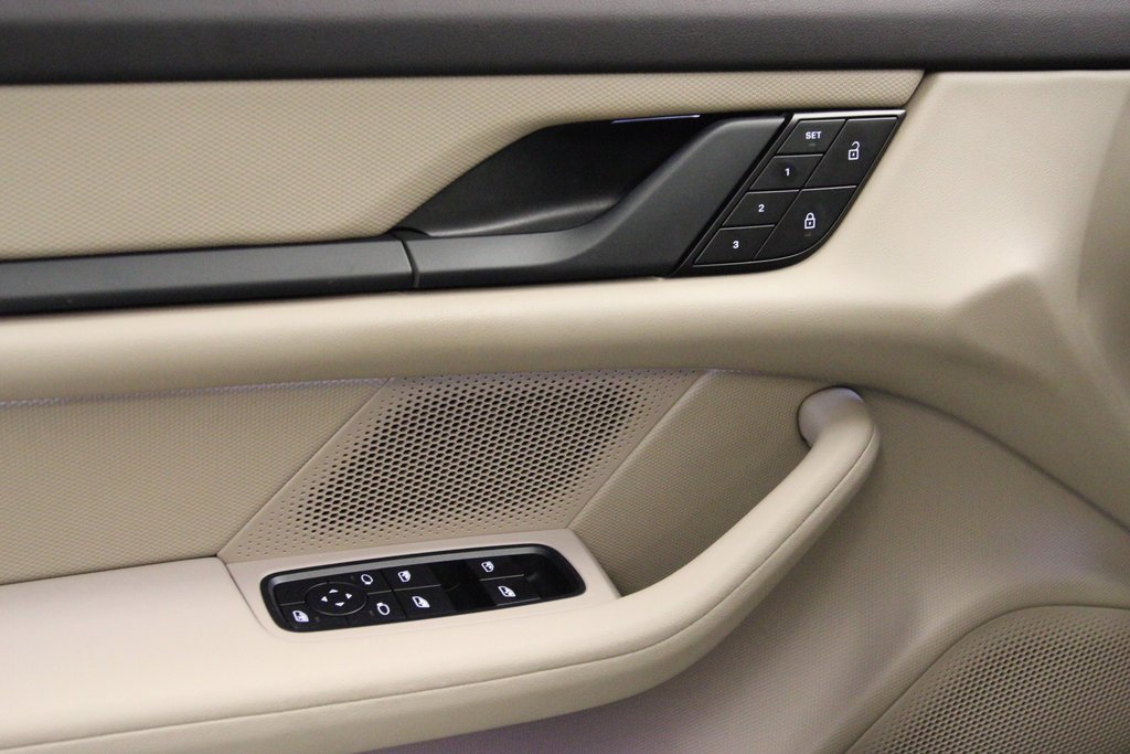 Used 2022 Porsche Taycan image 21