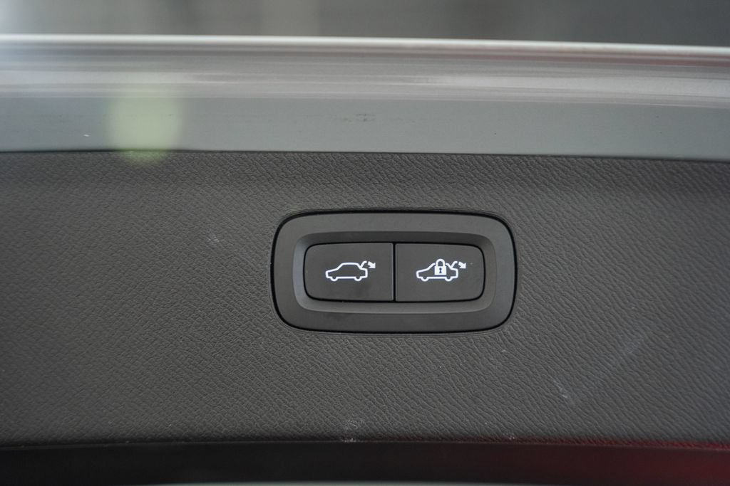 Used 2025 Volvo XC90 B6 Plus w/ Protection Package Premier AWD/4WD image 11