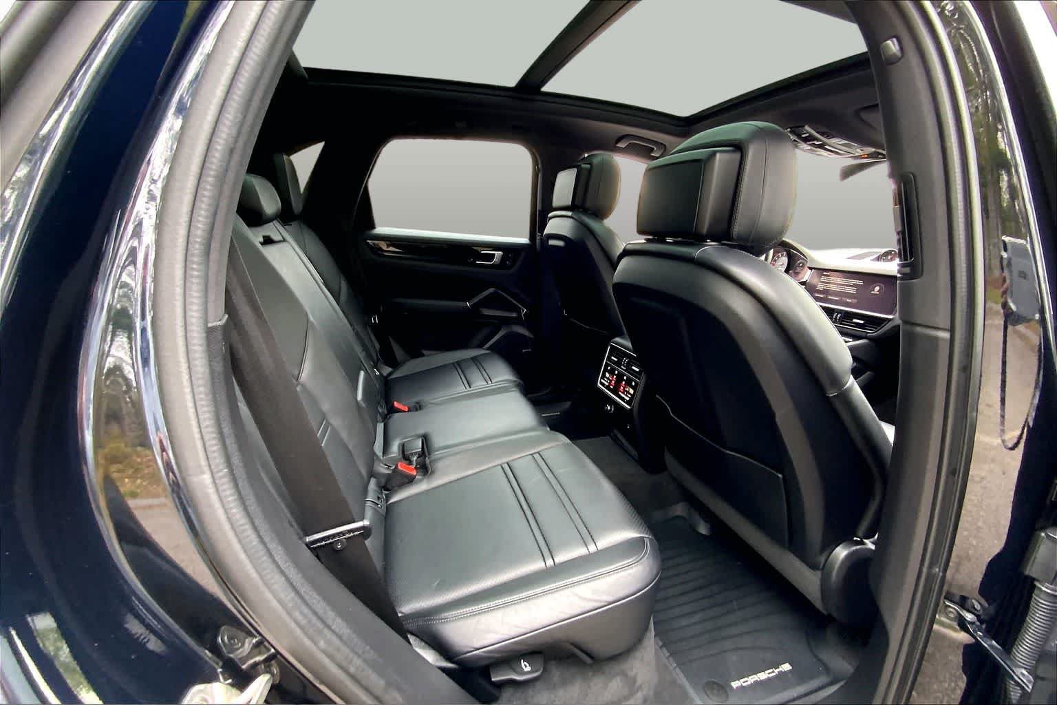 Used 2022 Porsche Cayenne AWD/4WD image 18