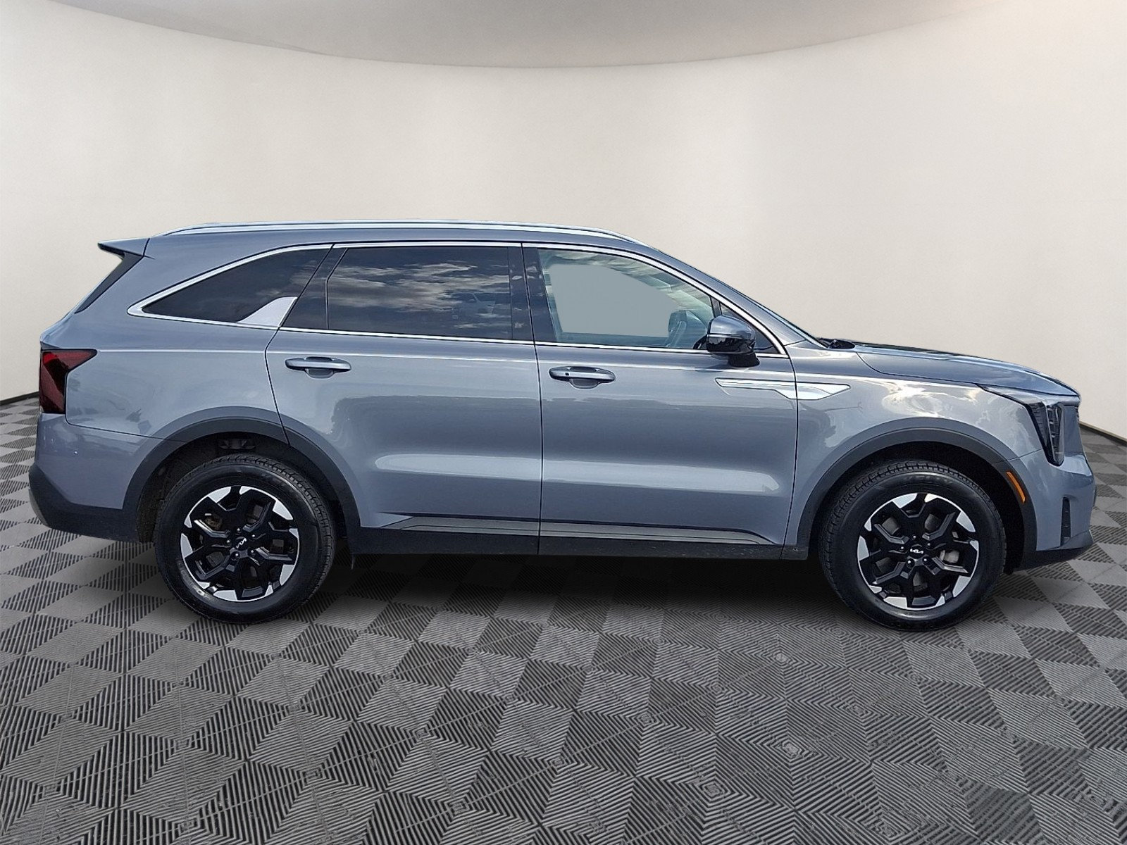 Certified 2025 Kia Sorento S w/ Panoramic Sunroof Package AWD/4WD image 7