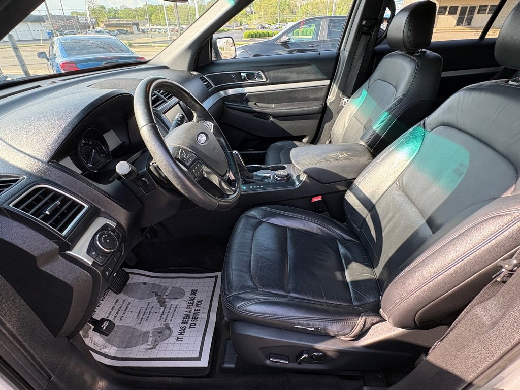 Used 2016 Ford Explorer XLT w/ Equipment Group 202A image 9
