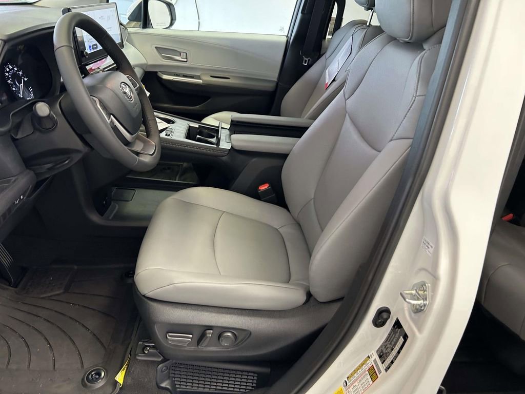 Used 2026 Toyota Sienna XLE FWD image 17