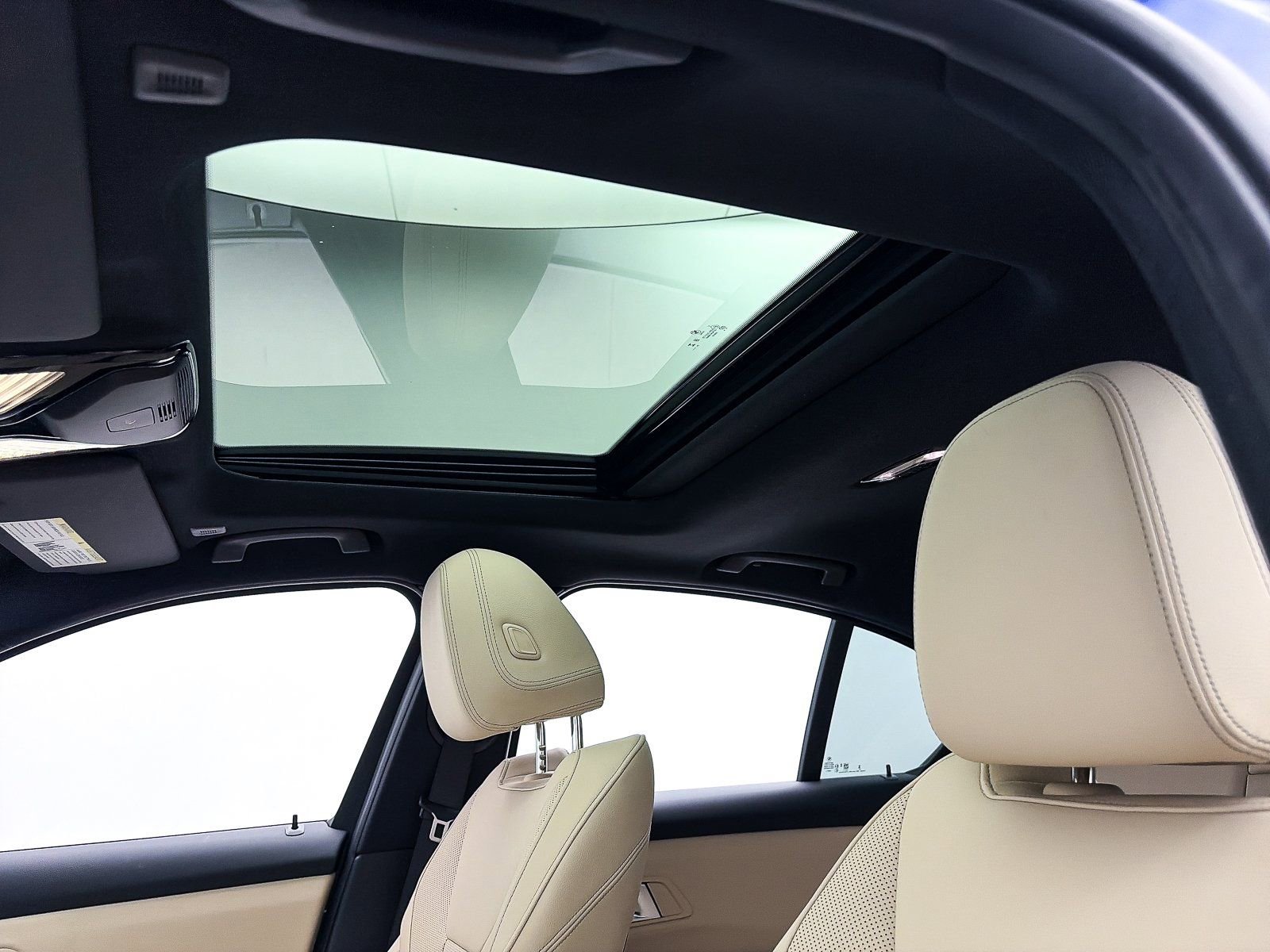 Used 2025 BMW 330i Sedan w/ M Sport Package image 5