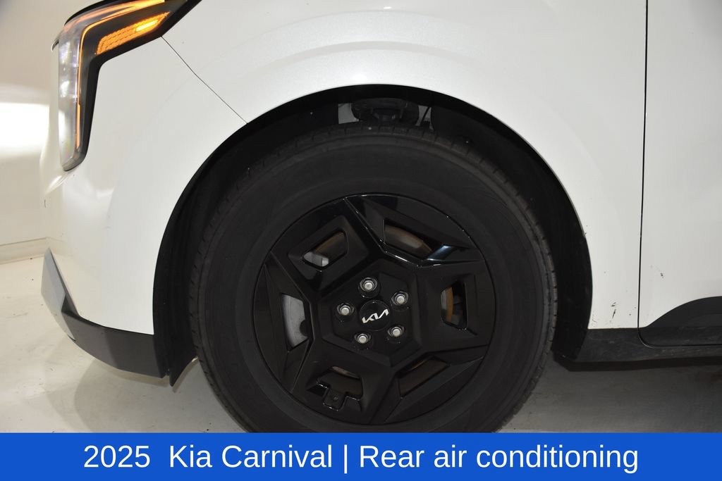 Used 2025 Kia Carnival FWD image 6