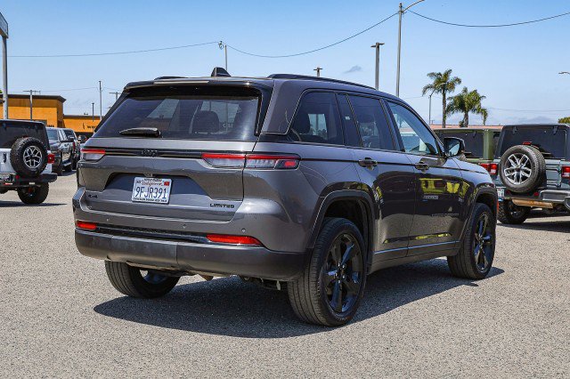 Used 2023 Jeep Grand Cherokee Limited w/ Black Appearance Package AWD/4WD image 4