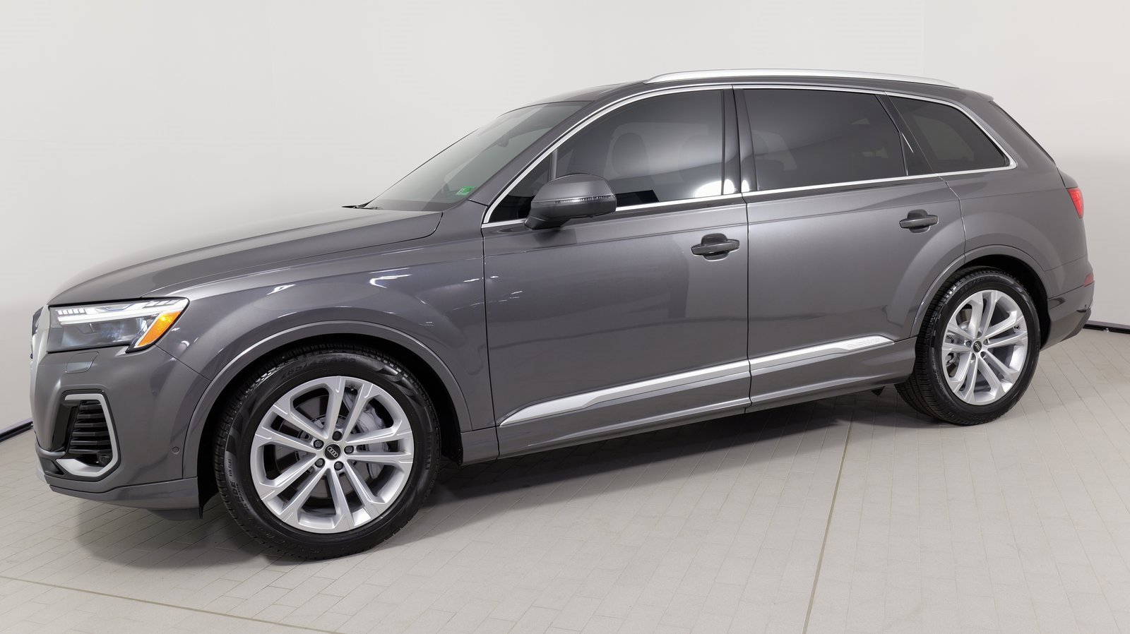 Used 2025 Audi Q7 3.0T Prestige w/ Prestige Package image 1