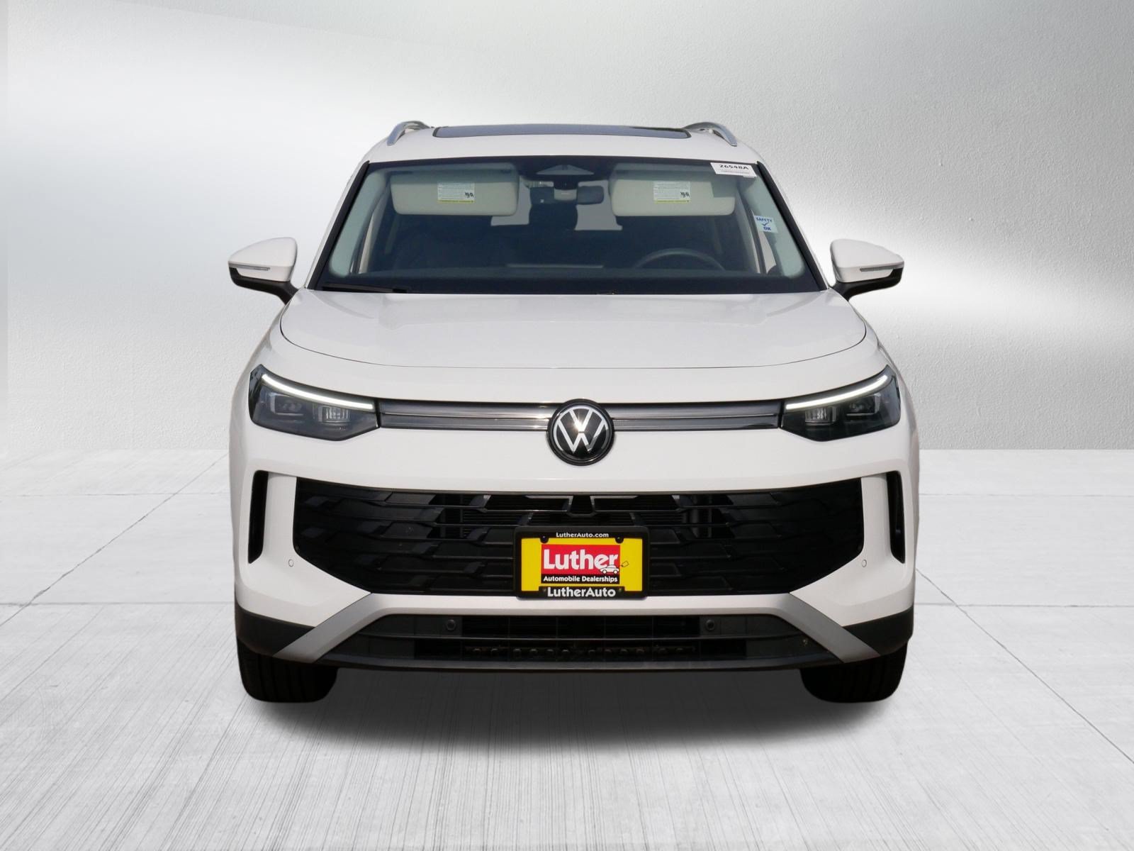 Used 2025 Volkswagen Tiguan SE w/ Panoramic Sunroof Package AWD/4WD image 2