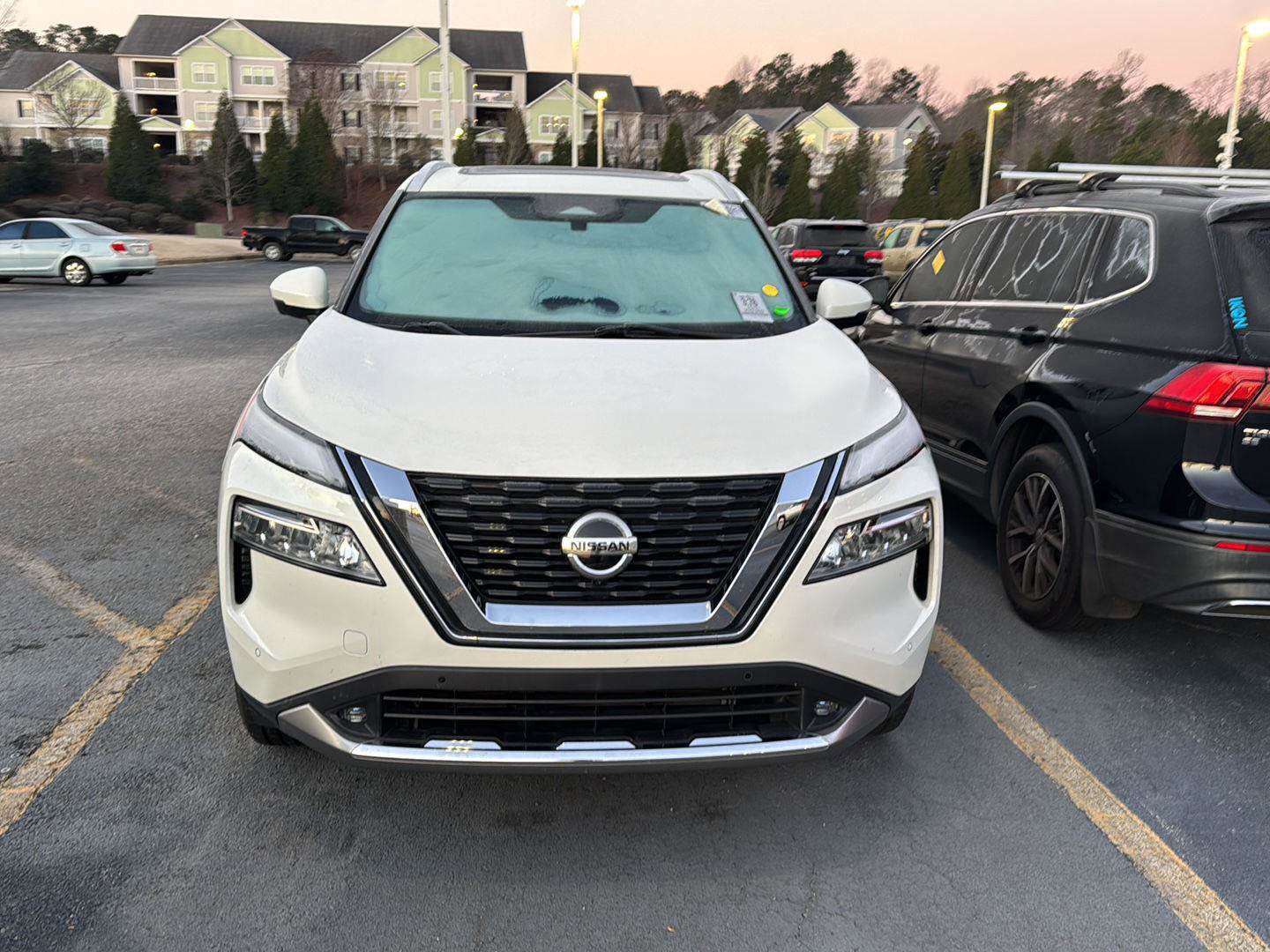 Used 2021 Nissan Rogue Platinum image 3