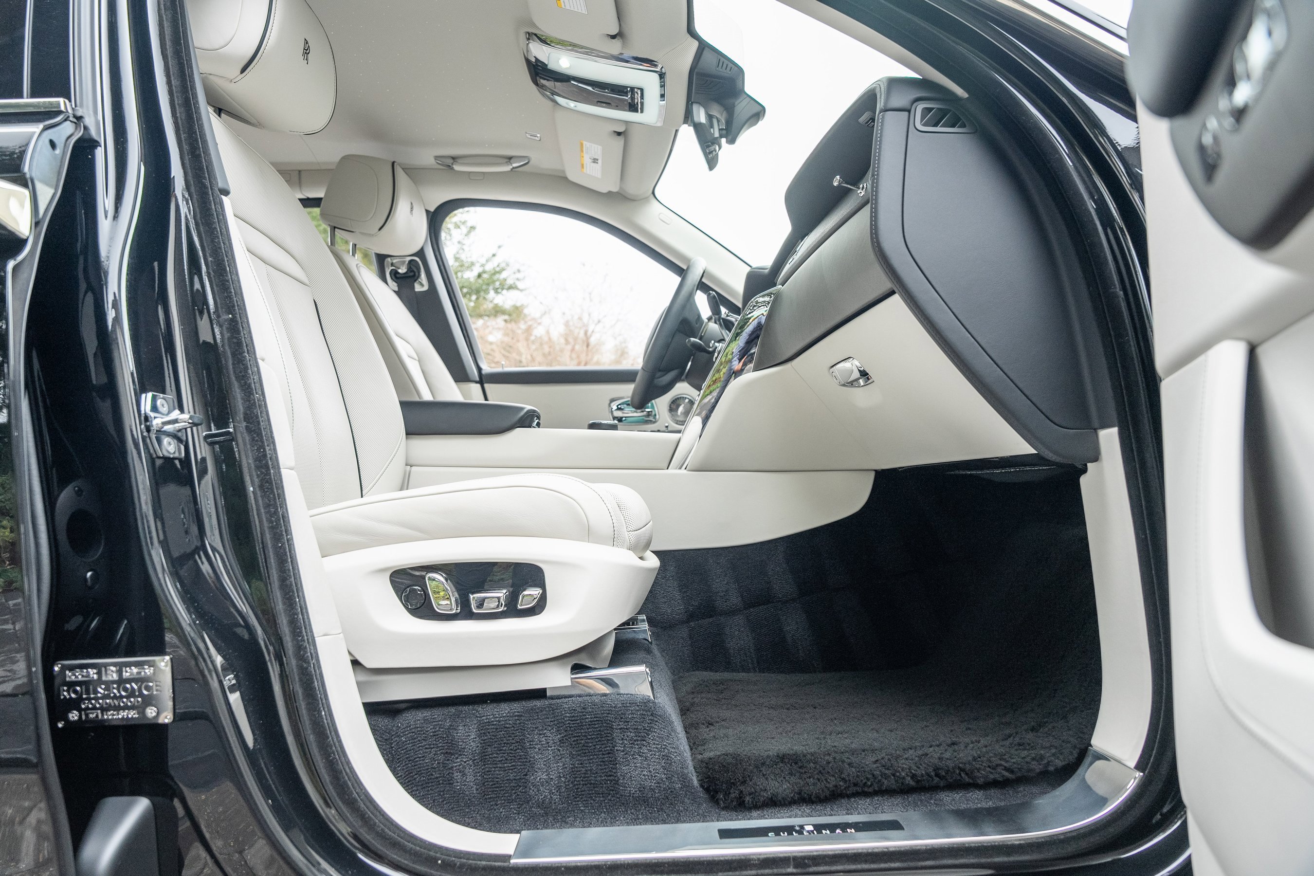 Used 2023 Rolls-Royce Cullinan w/ Cullinan Package image 66