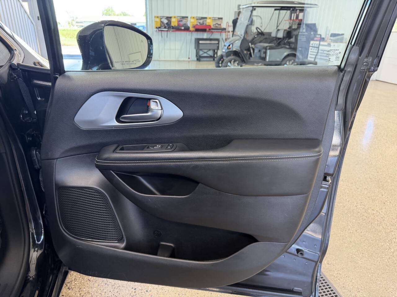 Used 2022 Chrysler Pacifica Touring FWD image 24