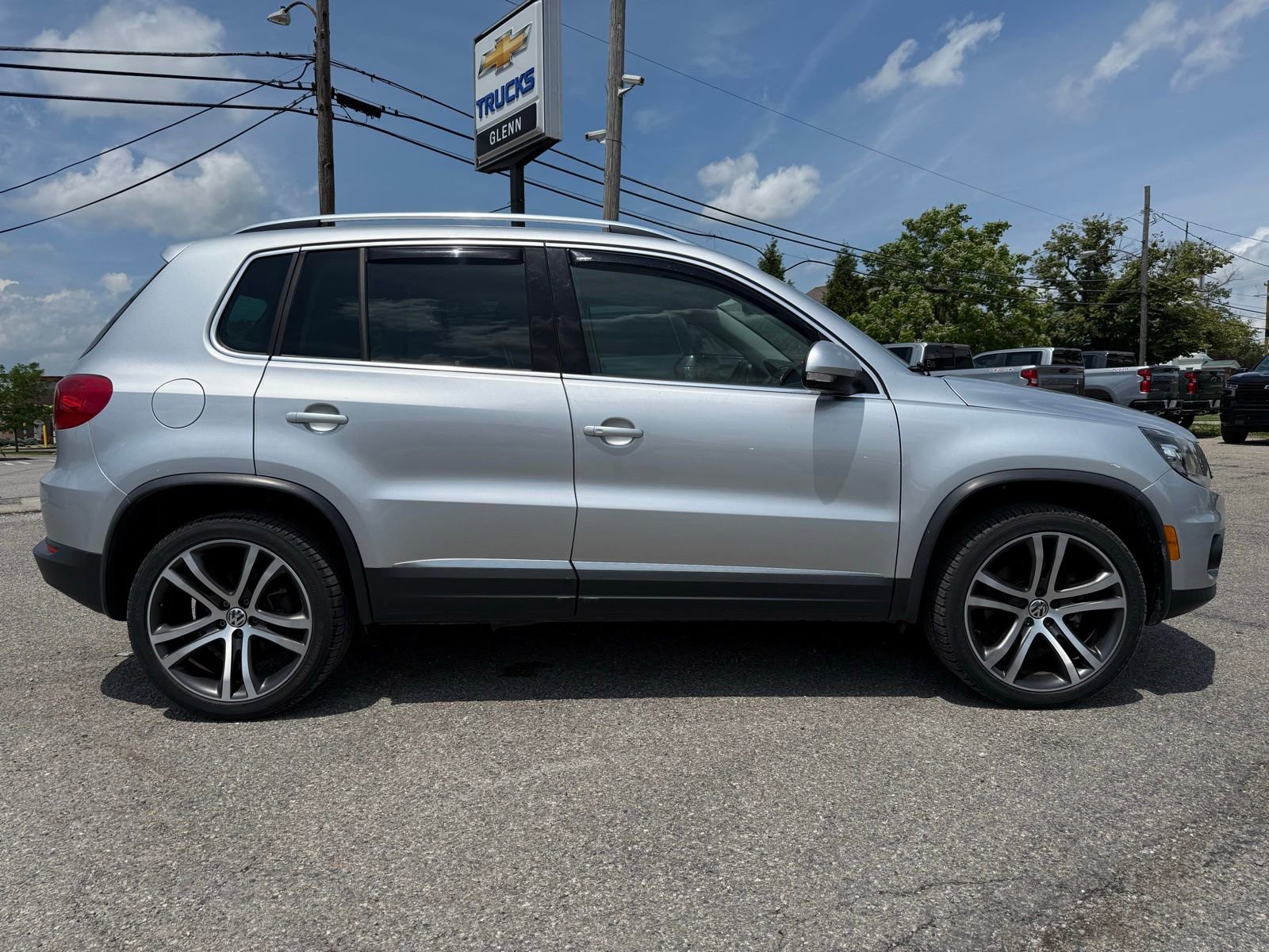 Used 2017 Volkswagen Tiguan SEL AWD/4WD image 9
