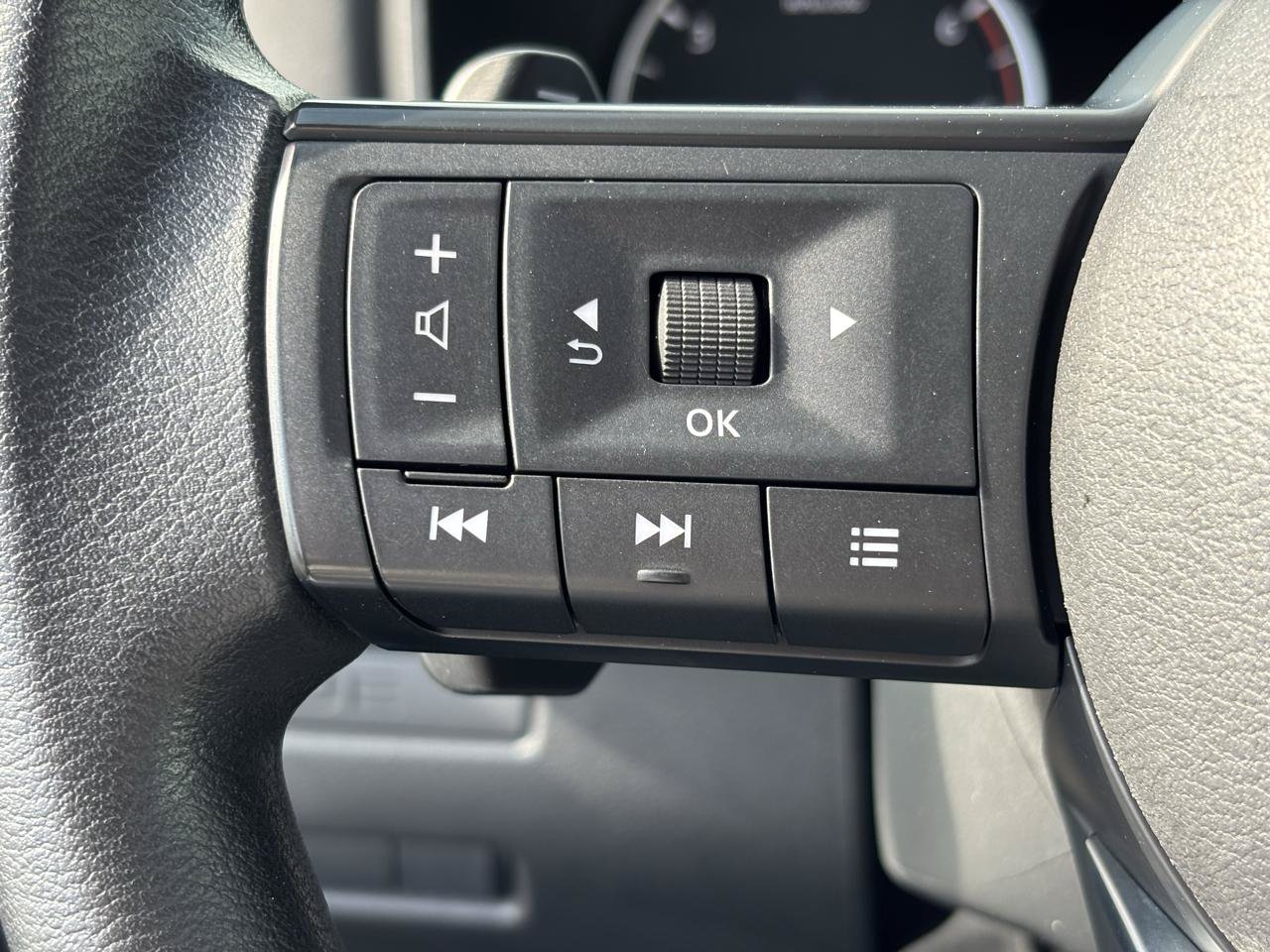 Used 2024 Nissan Rogue S AWD/4WD image 20