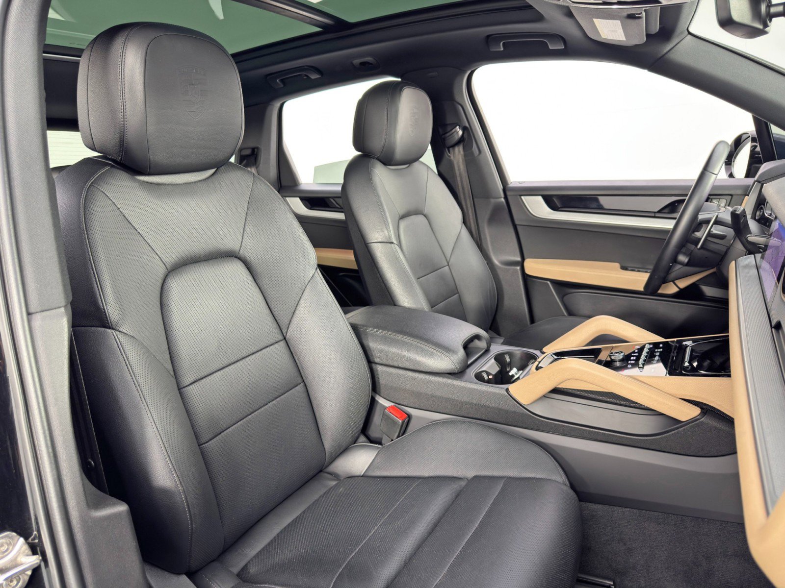 Used 2024 Porsche Cayenne w/ Sport Chrono Package image 37