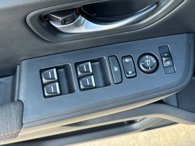 Used 2025 Honda Pilot Sport image 13