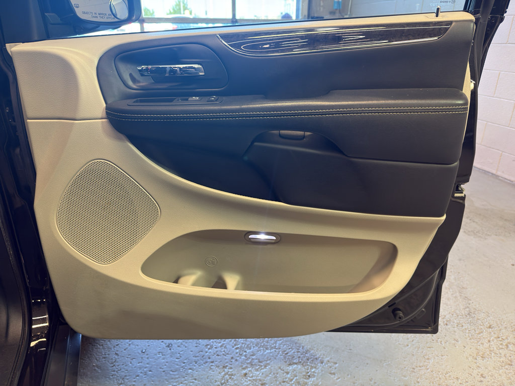 Used 2016 Chrysler Town & Country Touring FWD image 20
