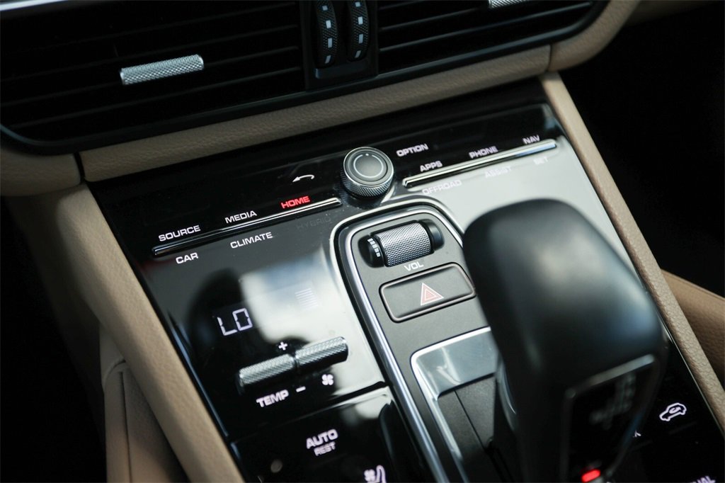 Used 2022 Porsche Cayenne Platinum Edition image 28
