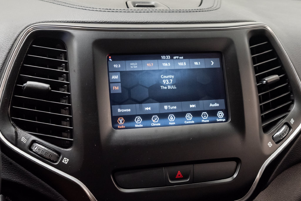 Used 2020 Jeep Cherokee Latitude w/ Cold Weather Group AWD/4WD image 18