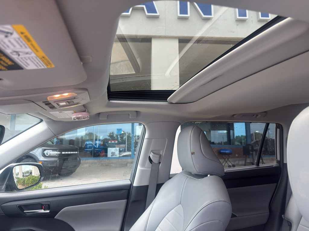 Used 2022 Toyota Highlander XLE AWD/4WD image 15