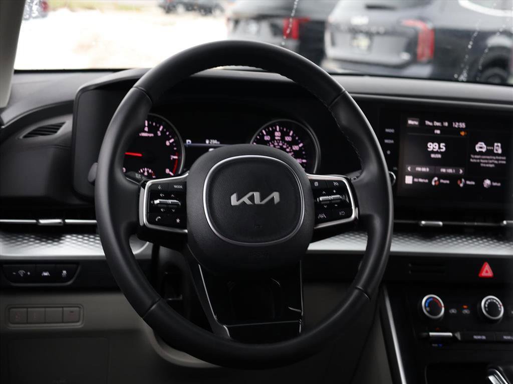 Used 2023 Kia Carnival LX image 9