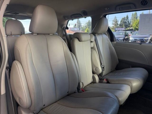 Used 2014 Toyota Sienna XLE FWD image 33